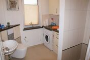 Badezimmer mit Dusche/WC, Waschmaschine, viel Stauraum
