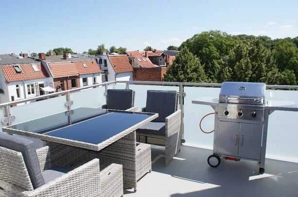 große Dachterrasse mit Gartenmöbel