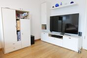 großer Flat-TV und Soundanlage