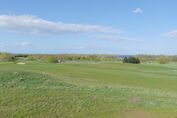 Blick übers Greenfee und die Ostsee