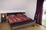 Schlafzimmer mit Doppelbett