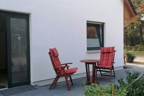 kleine Terrasse am Haus