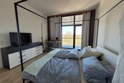 Schlafzimmer mit Blick zum Balkon