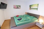 zusätzlicher Flat-TV im Schlafzimmer