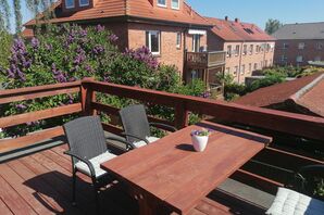 - große Dachterrasse mit Sitzmöbel, Sonnenschirm und Tisch