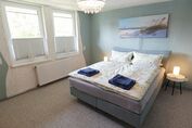 1. Schlafzimmer mit Doppelbett im Erdgeschoss