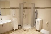1. Badezimmer mit Dusche und WC