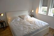 separates Schlafzimmer mit Doppelbett