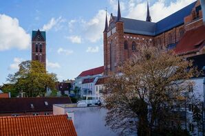 Blick aus dem Schlafzimmer - Fenster auf St. Marien und St. Georgen