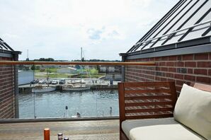 Blick auf den Hafen, ungestört vom Verkehr und unbeobachtet
