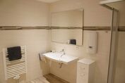 1. Badezimmer mit Dusche und WC