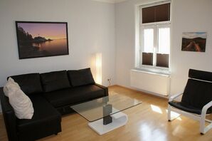Couchlandschaft mit Schlaffunktion im Wohnzimmer