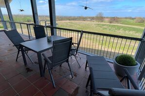 Balkon mit Blick übers Greenfee und die Ostsee