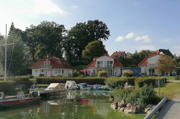 Blick vom Steg auf die Villa Seeblick / DHH rechte Seite